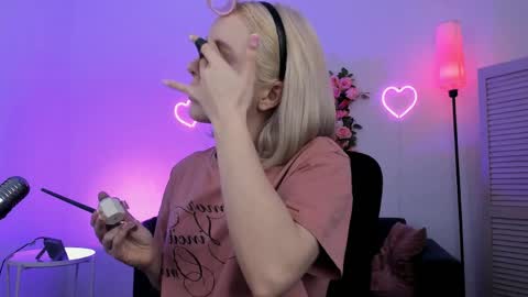 aurorawrenfield online show from April 28, 4:38 am