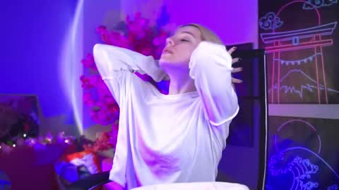 aurorawrenfield online show from March 24, 2:28 am