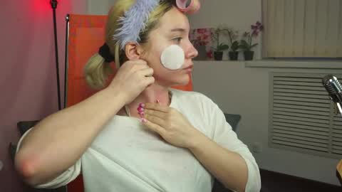 aurorawrenfield online show from April 26, 12:41 am