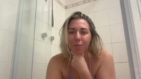 aussielulu online show from December 17, 1:55 am