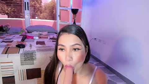 avawhiite online show from April 19, 6:10 pm