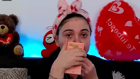 AveryWillow online show from February 26, 11:32 am