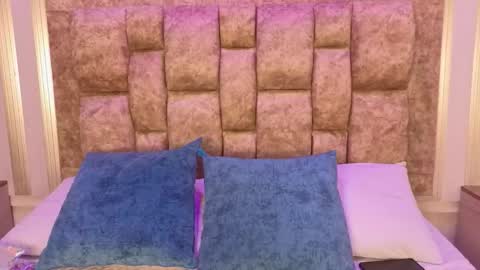 AVIS  online show from December 18, 8:57 pm