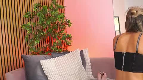 AVRILL CYRUX online show from April 28, 6:50 am