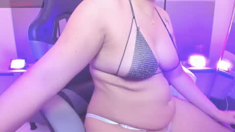 Alyda Jaramillo online show from April 21, 7:32 pm