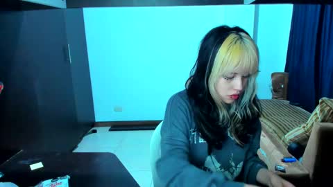 Azu Moure online show from February 17, 7:14 am