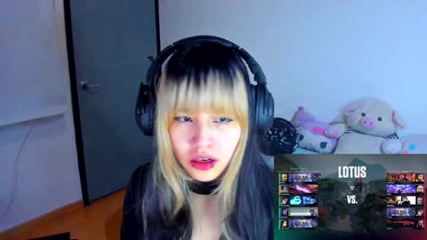 Azu Moure online show from January 20, 8:30 am