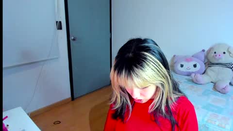 Azu Moure online show from December 4, 4:10 am