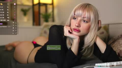 Snapshot of babeholly chatting on March 3, 6:09 pm Hey Im your angel Holly online show from March 3, 6:09 pm
