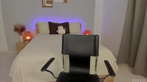 itzell  online show from April 25, 11:57 am