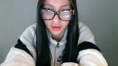 Snapshot of babyfoxie18 chatting on October 7, 11:36 am Roxie online show from October 7, 11:36 am