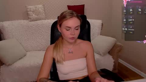 Snapshot of barbie_lillie chatting on October 13, 7:22 am Lilli 3 online show from October 13, 7:22 am