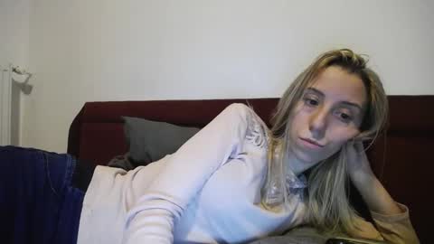 Snapshot of barelylegalblondy chatting on February 17, 7:44 pm Lena online show from February 17, 7:44 pm
