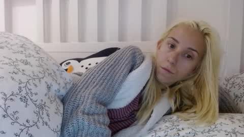 Snapshot of barelylegalblondy chatting on September 9, 9:31 am Lena online show from September 9, 9:31 am