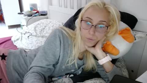 Snapshot of barelylegalblondy chatting on October 13, 12:41 pm Lena online show from October 13, 12:41 pm