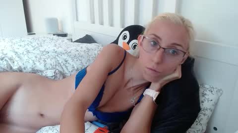 Snapshot of barelylegalblondy chatting on September 11, 4:18 pm Lena online show from September 11, 4:18 pm