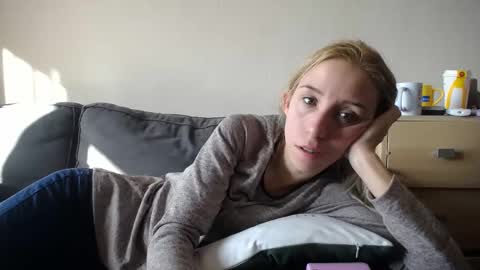 Snapshot of barelylegalblondy chatting on March 6, 8:19 am Lena online show from March 6, 8:19 am