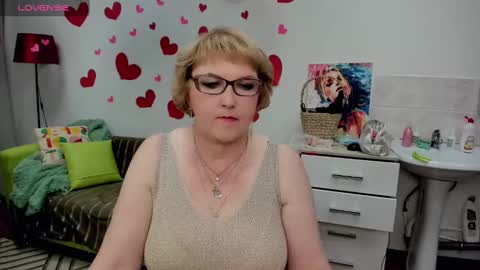 Snapshot of beautiful_lina7 chatting on March 9, 6:17 am your Lana online show from March 9, 6:17 am