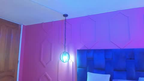 Snapshot of beauty_milf4 chatting on October 4, 11:27 am Chantall online show from October 4, 11:27 am