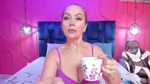 Snapshot of beauty_milf4 chatting on September 16, 11:40 am Chantall online show from September 16, 11:40 am