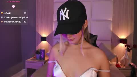 Snapshot of bella1207 chatting on October 9, 8:24 pm Bella cam online show from October 9, 8:24 pm