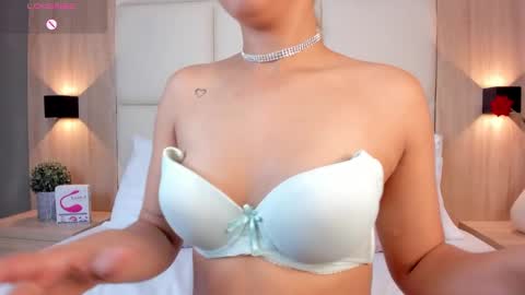 Snapshot of bella1207 chatting on January 25, 7:05 pm Bella cam online show from January 25, 7:05 pm