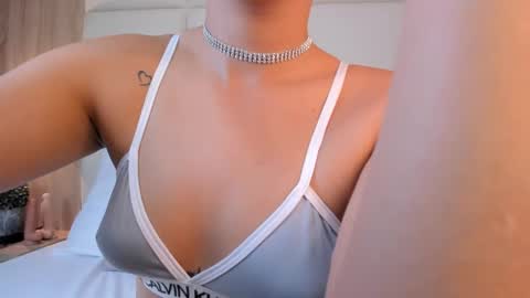 Snapshot of bella1207 chatting on January 11, 7:27 pm Bella cam online show from January 11, 7:27 pm
