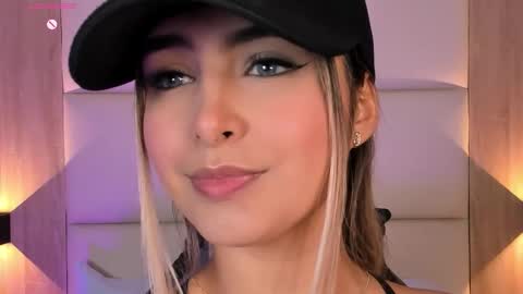 Snapshot of bella1207 chatting on October 16, 8:00 pm Bella cam online show from October 16, 8:00 pm