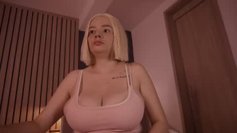 isabella online show from July 27, 11:35 pm