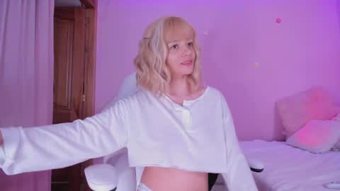 Snapshot of bella_adams_ chatting on February 18, 9:20 pm isabella online show from February 18, 9:20 pm