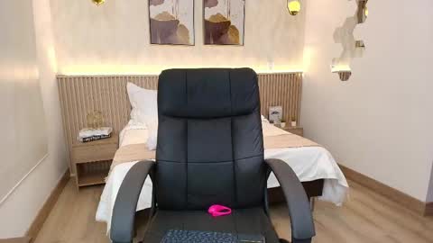 bella_millers online show from April 25, 2:03 pm