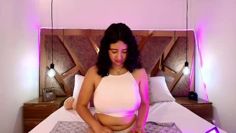 Bella Swwan  online show from May 20, 3:31 pm