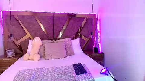 Bella Swwan  online show from June 26, 2:18 pm