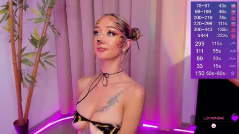 Snapshot of bella_white19 chatting on October 13, 8:22 pm Bella White online show from October 13, 8:22 pm