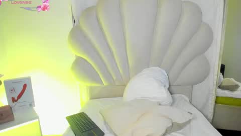 Bella Dajud online show from April 29, 4:48 am