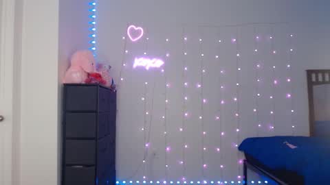 Snapshot of bellamonroee chatting on February 23, 4:44 am Bella Monroe online show from February 23, 4:44 am