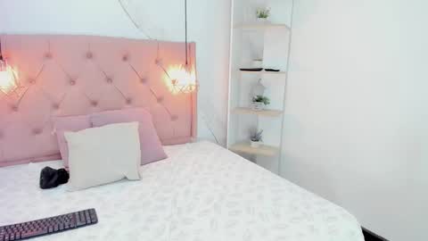 Snapshot of belle_brunette chatting on February 15, 11:05 pm belle online show from February 15, 11:05 pm