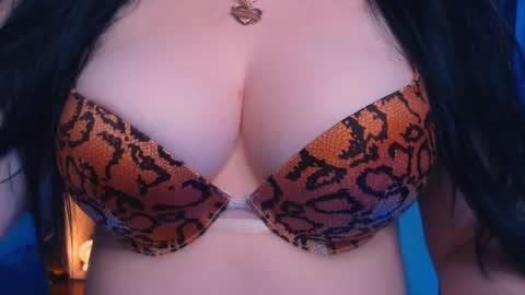 Snapshot of bellelovexx chatting on December 27, 9:43 pm Hello I am kind friendly and cute girl online show from December 27, 9:43 pm