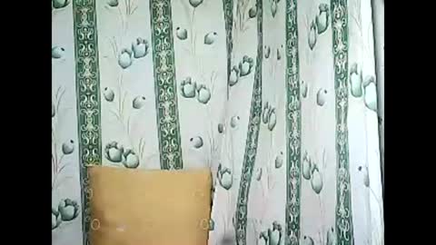 Snapshot of betty_83 chatting on February 4, 10:21 am betty_83 online show from February 4, 10:21 am