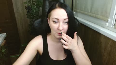 Snapshot of betty_luss chatting on December 5, 8:22 pm Sia online show from December 5, 8:22 pm