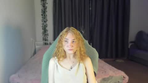Snapshot of betty_witchy chatting on December 9, 1:07 am Dory make me happier online show from December 9, 1:07 am