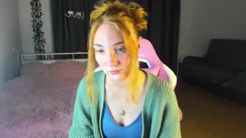 Snapshot of betty_witchy chatting on December 3, 1:17 am Dory make me happier online show from December 3, 1:17 am