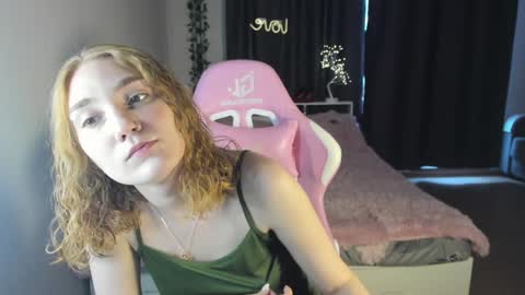 Snapshot of betty_witchy chatting on December 2, 8:59 am Dory make me happier online show from December 2, 8:59 am