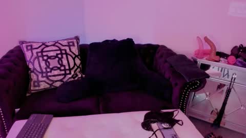 Snapshot of bettybishop chatting on March 6, 6:05 pm NatashaxoBangs online show from March 6, 6:05 pm