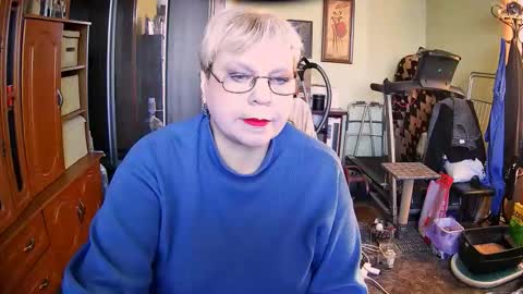 BeverlyQCynia online show from October 31, 11:25 am