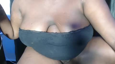 Snapshot of bigass_chocolate chatting on October 10, 11:42 pm bella online show from October 10, 11:42 pm