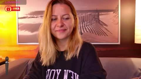 Snapshot of bigboobsarri chatting on October 14, 6:16 am BigBoobsArri online show from October 14, 6:16 am