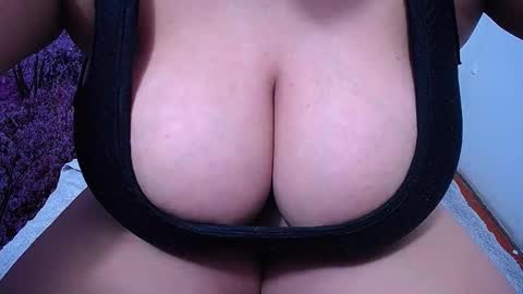 Snapshot of bigg_boobs_xxx chatting on October 13, 10:01 pm Sunny online show from October 13, 10:01 pm