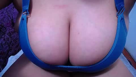 Snapshot of bigg_boobs_xxx chatting on October 12, 9:39 pm Sunny online show from October 12, 9:39 pm