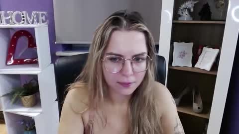 Z O E Y online show from October 28, 5:35 am